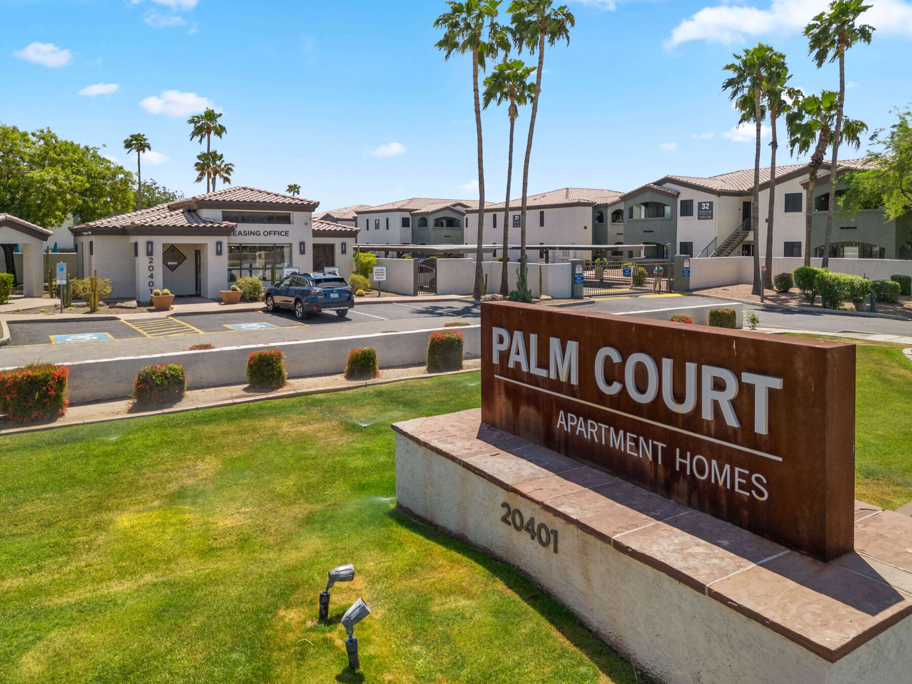 Property signs that reads Palm Court Apartment Homes